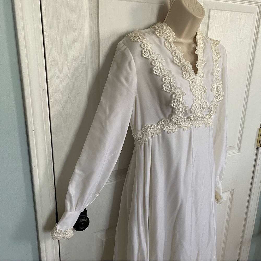 Elegant White Lace Wedding Dress